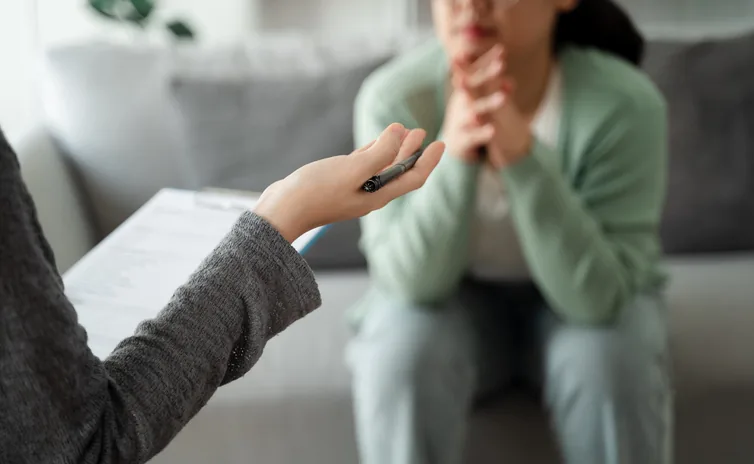 Clinician meeting one-on-one with a client during alcohol treatment in Maine
