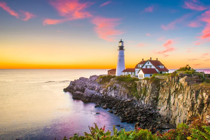 A Maine lighthouse at sunset, symbolizing opioid addiction recovery in Southern Maine